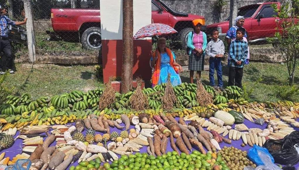 De los 61 caseríos diseminados dentro de sus cinco aldeas: Santa Rosa, Pajapas, Candelaria, San Pedro y Loma Limpia llegaron pobladores a ofrendar sus cosechas en el Dia de la Cruz el pasado 3 de mayo y a pedir por sus cultivos.