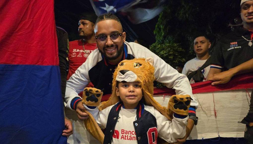 El pequeño ‘leoncito’ con su ternura no se perdió la fiesta blanca en el hotel de concentración del Olimpia. 