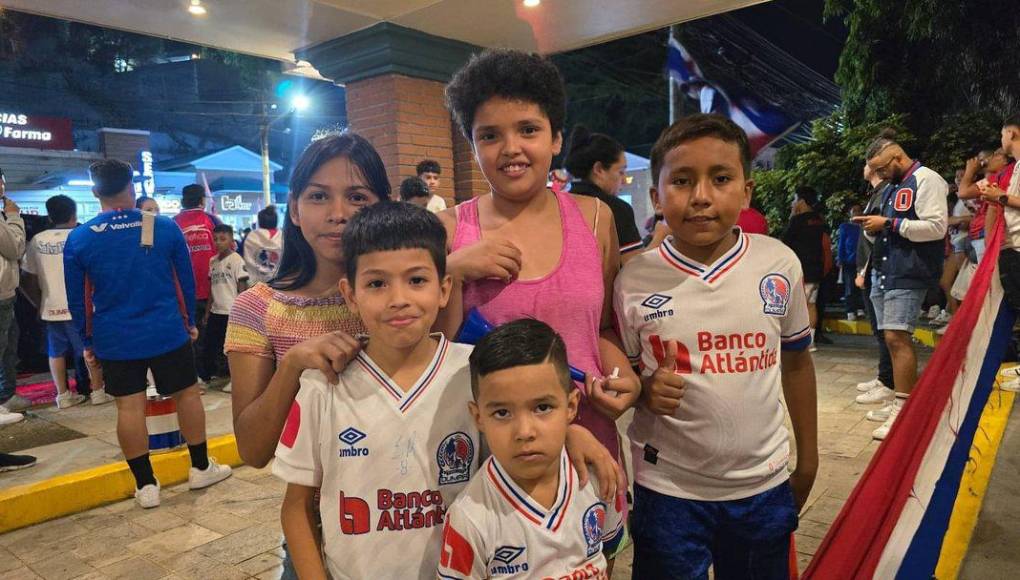 Muchos niños y niñas estuvieron presentes en el Banderazo de la Ultra Fiel. 