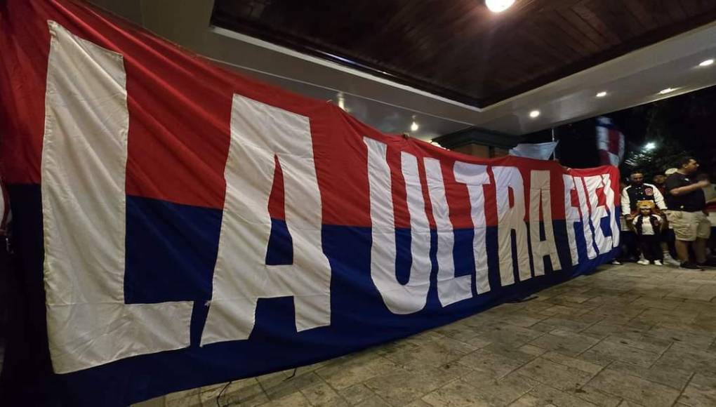 Es por ello que la Ultra Fiel propinó tremendo banderazo en la noche previa al primer round ante los verdolagas. 