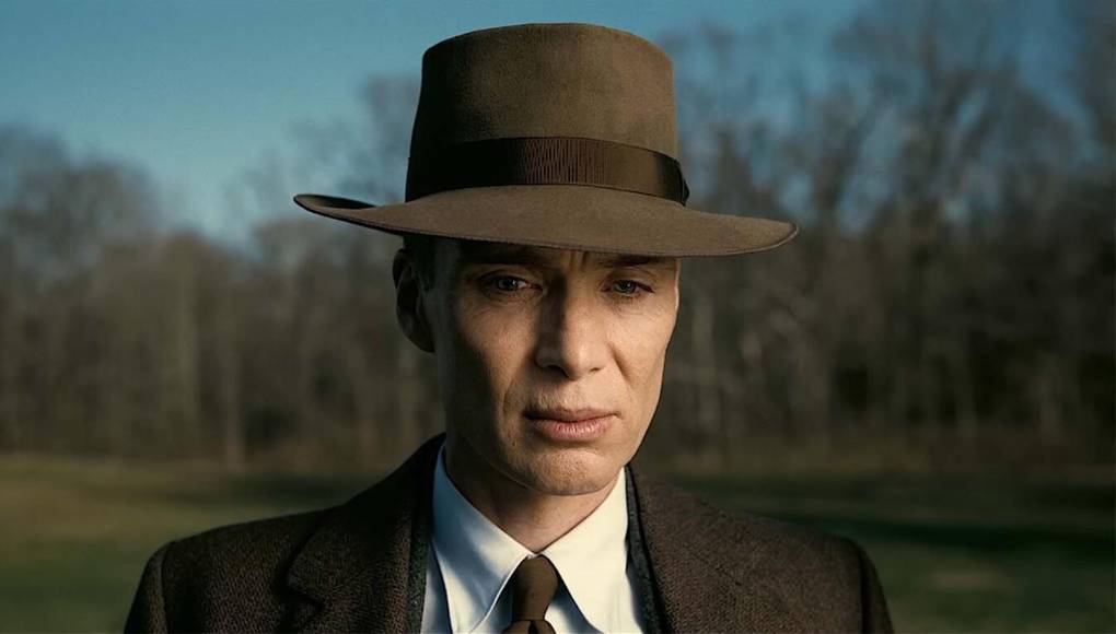 Oppenheimer:Es difícil pensar en una edición del Óscar con un competidor más claro que “Oppenheimer”.El drama de Christopher Nolan sobre el padre de la bomba atómica conquistó a la crítica, recaudó casi 1.000 millones de dólares en taquilla y ganó casi todos los premios principales de la temporada en Hollywood.Un éxito a la antigua, con un presupuesto de 100 millones de dólares, “Oppenheimer” puede poner fin a la reciente tendencia de películas independientes que se llevan el mayor premio de la noche.Si no gana el Óscar a la mejor película sería la mayor sorpresa desde 2017, cuando “La La Land” fue anunciada por error como ganadora de la categoría.