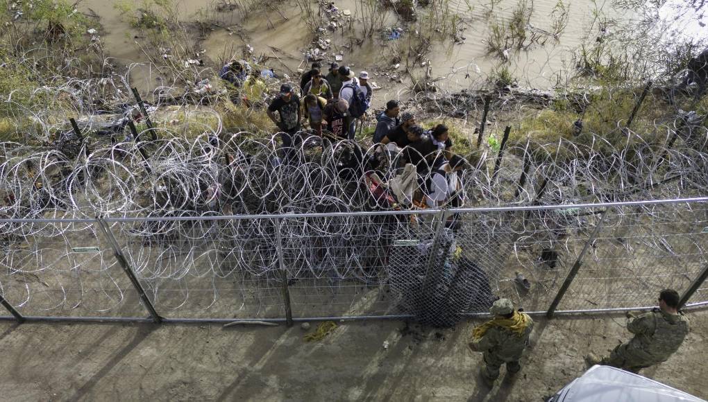 La normativa desató caos desde el martes, cuando la Suprema Corte de Estados Unidos primero permitió aplicar la ley antes de escuchar argumentos de fondo, pero en la noche el tribunal de apelaciones del Quinto Circuito suspendió su entrada en vigor, aunque Abbott ha avisado que su Gobierno seguirá con el arresto de migrantes.