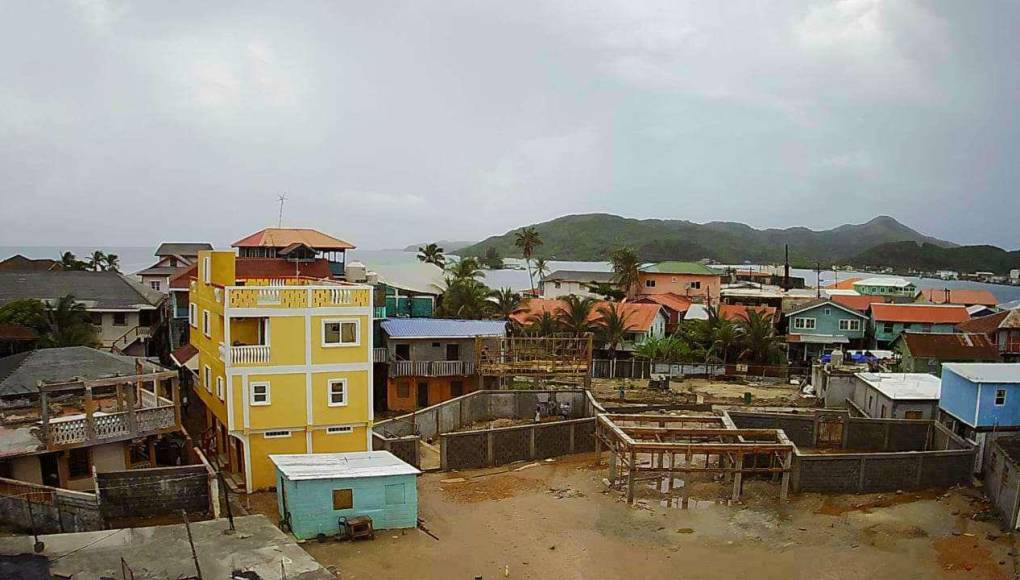 Reconstruyen Guanaja sin apoyo económico prometido