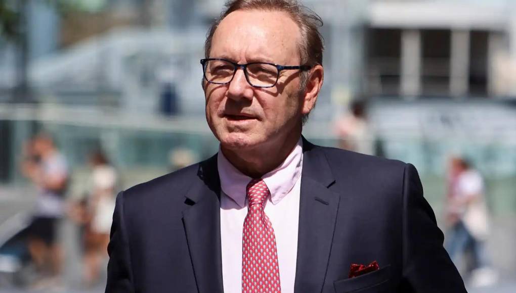 El año pasado, el actor estadounidense fue absuelto de una serie de delitos sexuales alegados por cuatro hombres entre 2001 y 2013 tras un juicio en Londres, y también ganó una demanda civil en Estados Unidos en octubre de 2022, tras ser acusado de una insinuación sexual no deseada en una fiesta en 1986.