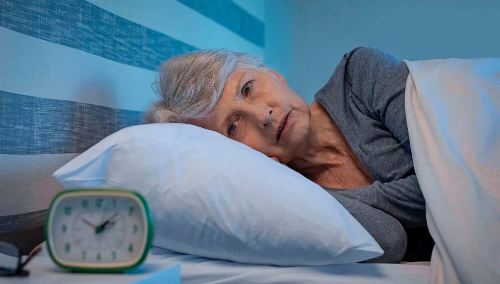 ¿Va al baño muchas veces en la noche? Hay formas de tratarlo