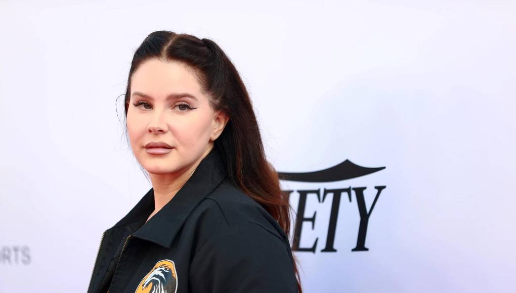 “Nunca recibí una llamada, probablemente nunca la reciba”, ha añadido Lana. “Pero sigo agradecida por estos 15 años. No te preocupes, 37 días fue tiempo más que suficiente para montar una gira entera nosotros solos. No fue para nada estresante. Así se hace, Emily, lo has hecho genial. Gracias a mis managers Ben y Ed por hacerme reír durante toda mi mal**ta vida aunque nada de esto tenga sentido”.