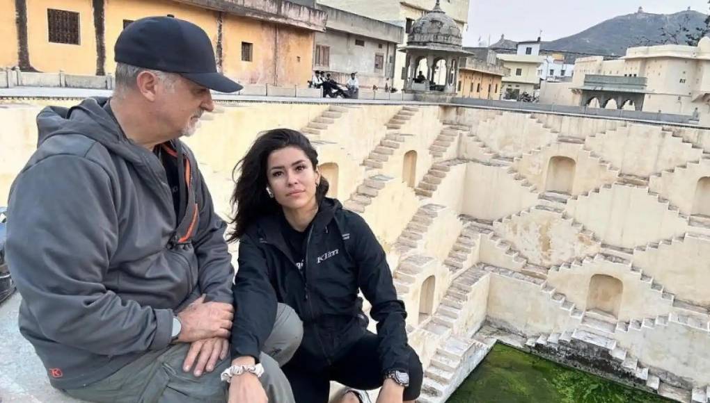 La Comisión Nacional de la Mujer (NCW, por su siglas en inglés), un organismo gubernamental de la India, condenó “la brutal violación” en un comunicado en el que asegura que, según sus informes, entre ocho y diez personas participaron en el delito.