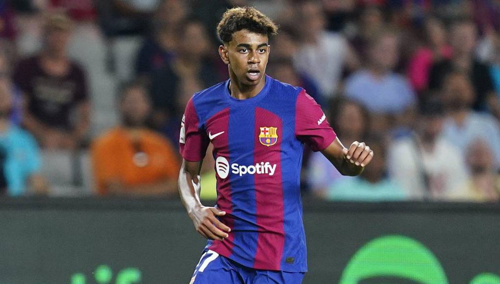 Lamine Yamal como extremo por derecha.