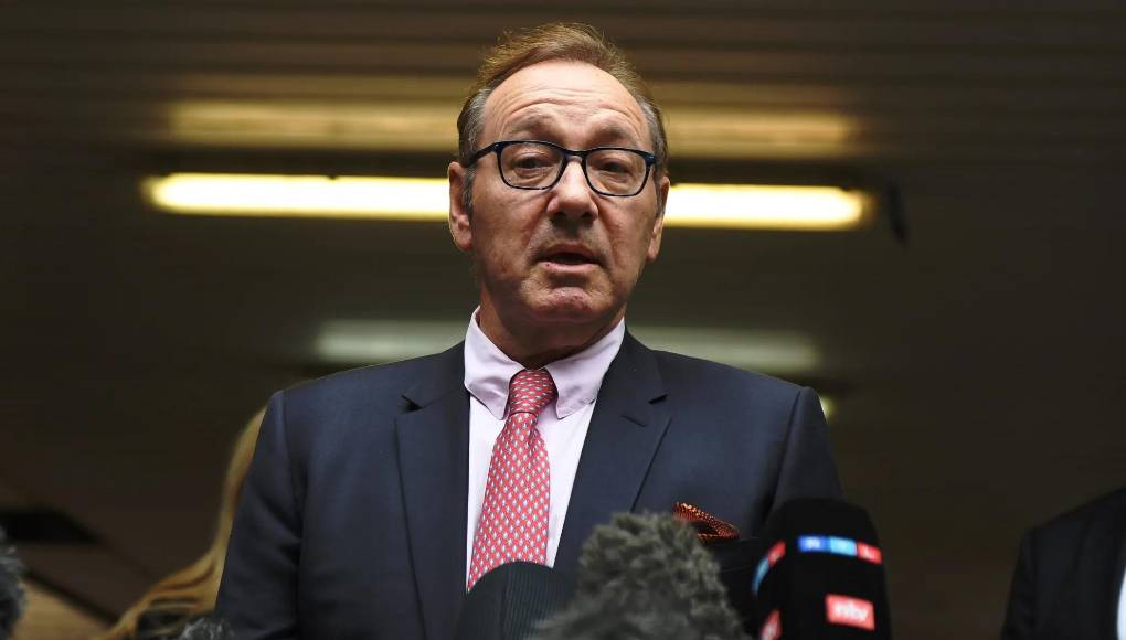 El documental, titulado ‘Spacey Unmasked’ (Spacey desenmascarado), presenta testimonios de hombres sobre eventos que dicen que tuvieron lugar entre 1976 y 2013, y se relacionan con lo que describen como comportamiento sexual no deseado de Spacey, informan los medios.