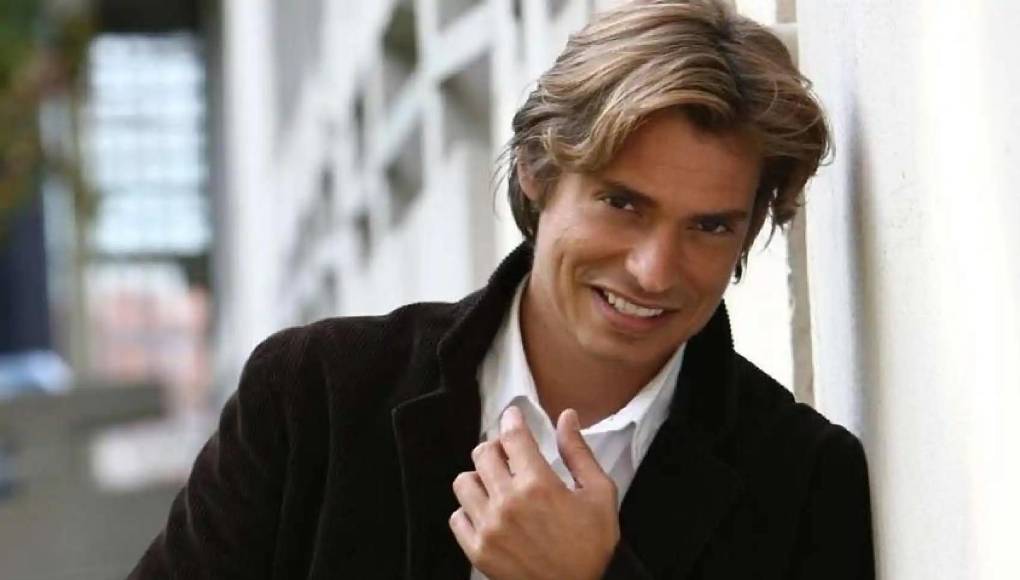 Y no cumplía con el estereotipo que se esperaba de alguien que planteaba sus ideas musicales, pero fue entonces cuando se cruzó en su vida el maestro Hurtado, uno de sus mentores: “quien me enseñó muchísimas cosas de la música venezolana y ahí comenzó esta historia”.