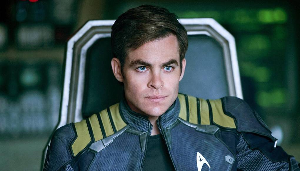 Su ascenso meteórico en Hollywood se vio definido por una serie de roles que demostraron su destreza actoral y su capacidad para sumergirse en una amplia gama de personajes. Sin embargo, fue su interpretación del legendario Capitán James T. Kirk en la franquicia reiniciada de “Star Trek” en 2009 lo que lo catapultó a la fama internacional. Pine personificó con maestría al icónico líder de la nave estelar USS Enterprise, infundiendo al personaje con una mezcla de valentía, carisma y humanidad que lo convirtió en un favorito de los fans y en un ícono de la cultura pop contemporánea.