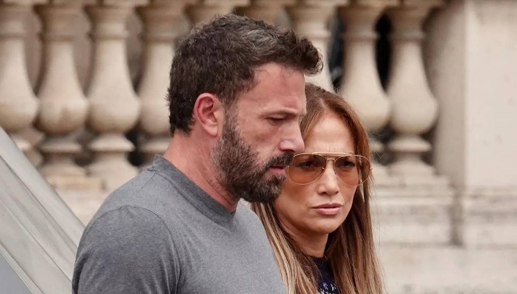 A pesar de los rumores, la pareja fue vista junta recientemente, sonriendo ante los paparazzi. Sin embargo, fuentes cercanas a ambos aseguran que su relación no va del todo bien.