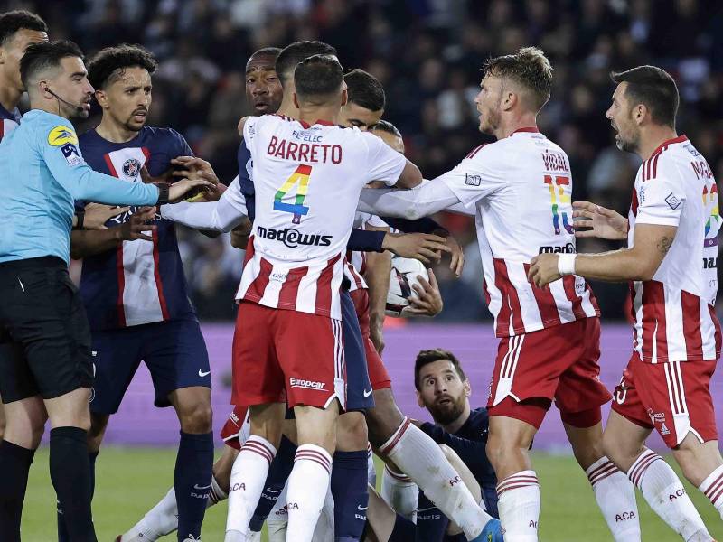 Jugadores del PSG le reclaman a los futbolistas del Ajaccio tras una falta sobre Lionel Messi.