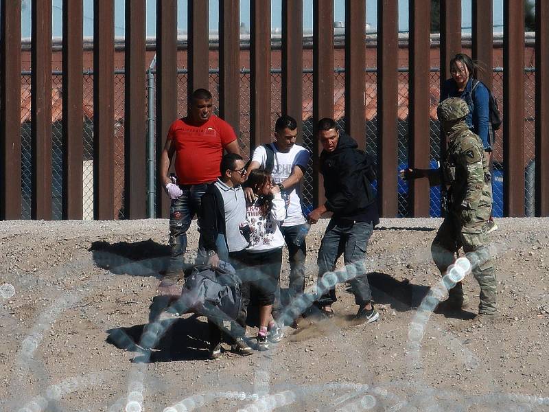 Agentes de la Guardia Nacional de Texas expulsan a empujones a un grupo de migrantes que ya habían cruzado a Estados Unidos.