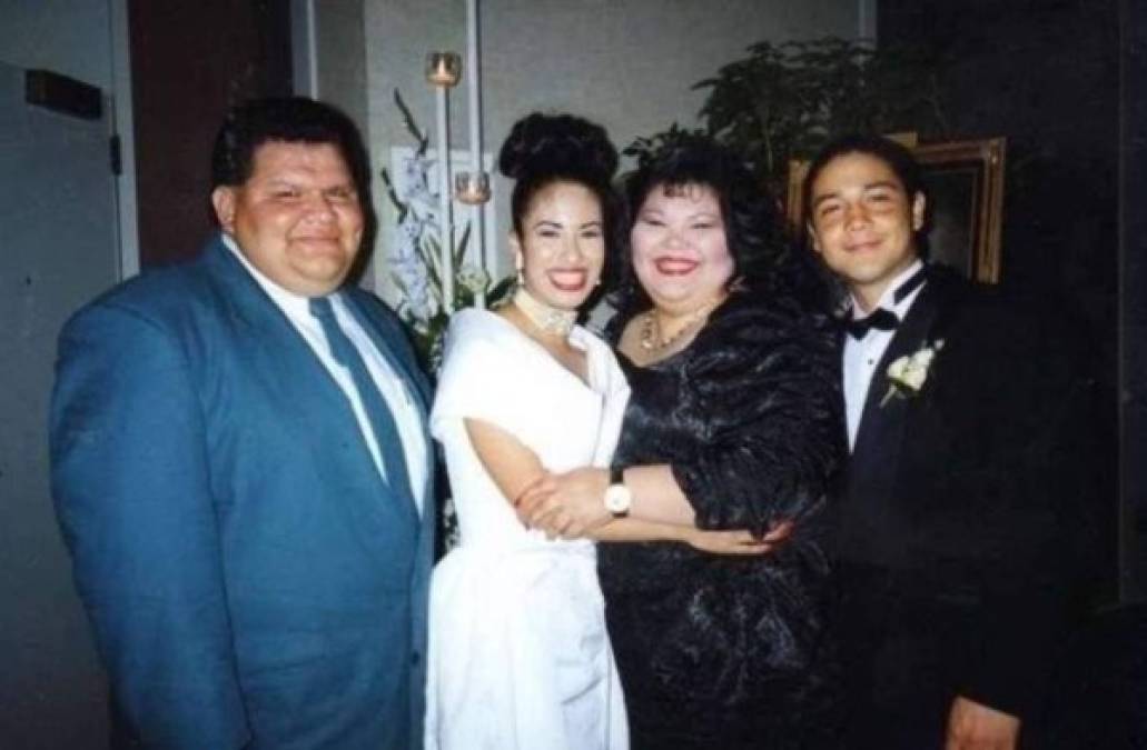 Selena y Chris Pérez vivieron muy felices desde el día de su boda hasta el trágico día en el que la cantante murió tras un disparo.