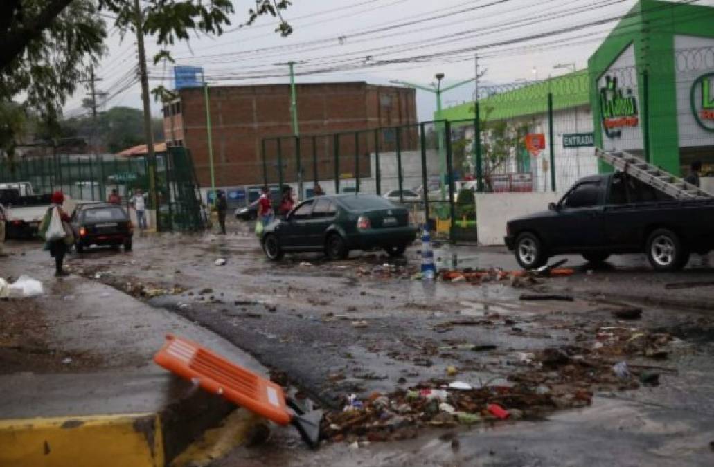 Varias casas fueron inundadas por la fuerte lluvia que cayó en la colonia 21 de Febrero de la capital.