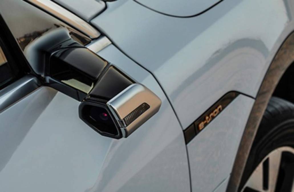 Un Audi sin espejos retrovisores. Audi ha reemplazado los retrovisores convencionales por unos retrovisores exteriores virtuales opcionales, con pantallas OLED interiores de 7 pulgadas, ofreciendo menor resistencia aerodinámica y mejor resultado práctico.