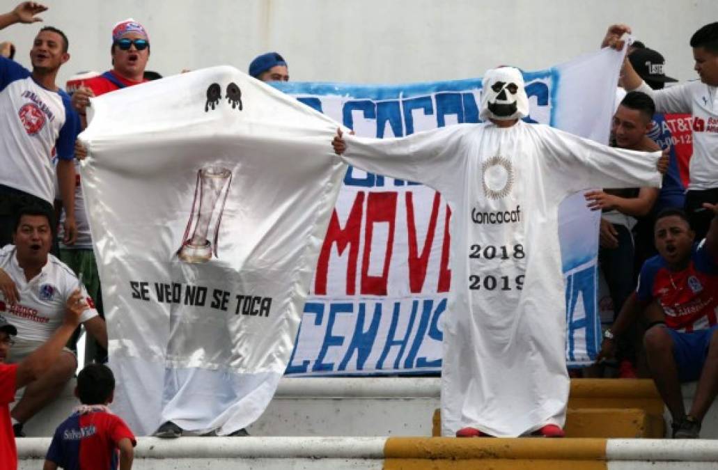 Los 'fantasmas' aparecieron en el Olímpico. Aficionados del Olimpia se disfrazaron así para burlarse del Motagua que perdió la final de la Liga Concacaf ante Saprissa.