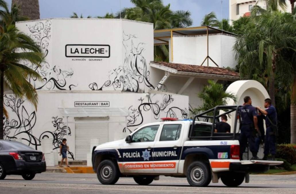 Seis personas fueron secuestradas de un restaurante del centro de la ciudad de Puerto Vallarta llamado La Leche, al parecer resultado de una lucha entre bandas rivales.