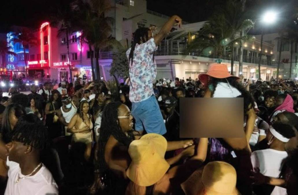 La Policía de Miami Beach incluso ha tenido que disparar bolas de pimienta para deshacer multitudes.