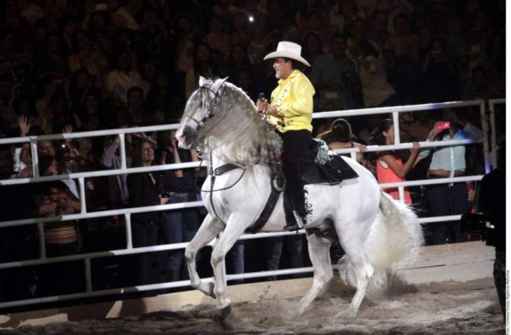 Tras adoptar su nombre artístico debutó vendiendo 127 mil copias de 'El Camino del Amor', pero aún no podía vivir de la música así que seguía trabajando, ahora vendiendo autos.