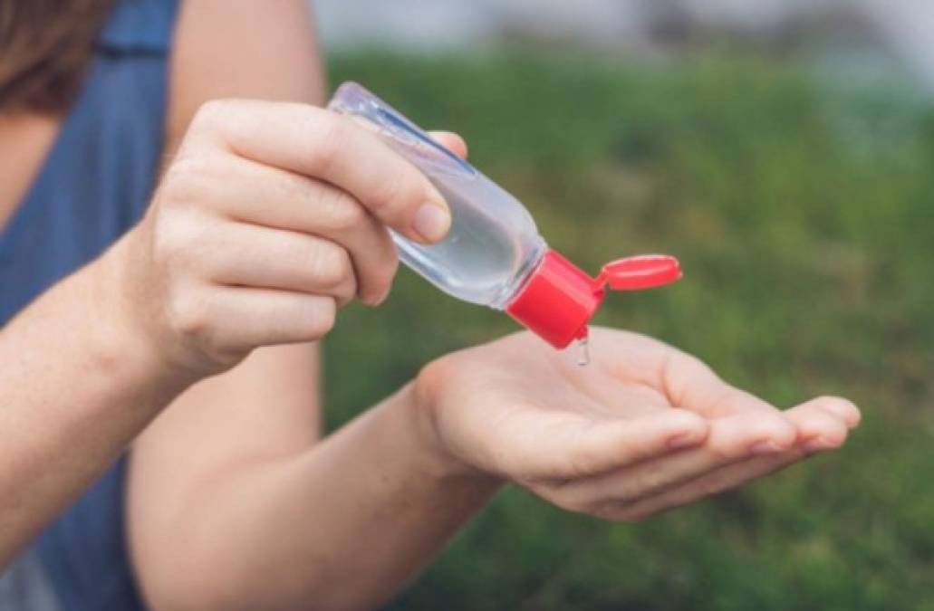 Enséñele que es importante que se coloque gel antibacterial después de jugar o tocar superficies si salen de casa.