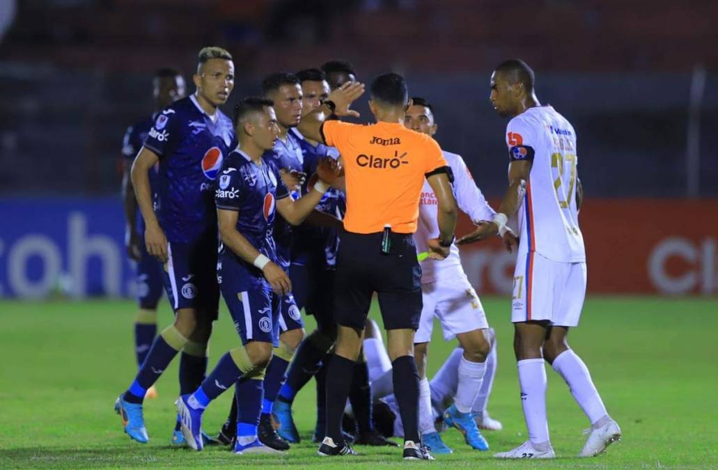 Los jugadores del Motagua reaccionaron furiosos en un lance del partido y se fueron encima del árbitro Nelson Salgado.