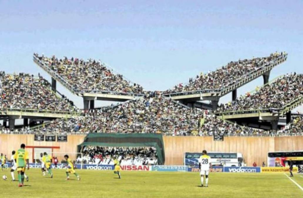 Otra imagen del curioso estadio Mmabatho de Sudáfrica.