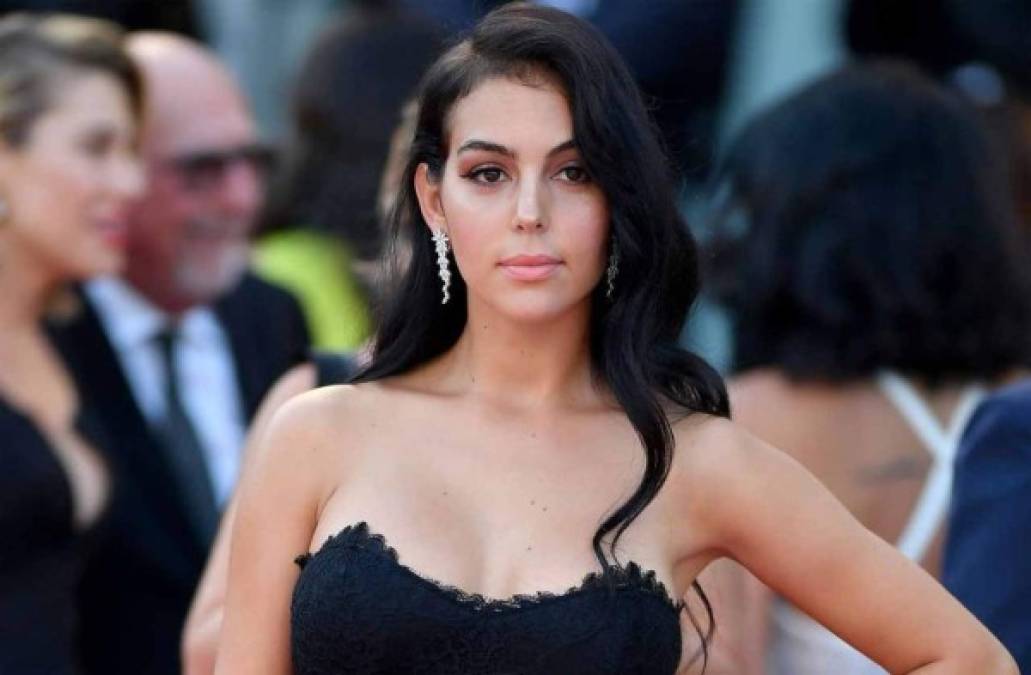 La modelo española Georgina Rodríguez ha entregado 20.000 euros para buscar la vacuna contra el Covid-19. Una acción que ha provocado que la chica se lleve los aplausos.