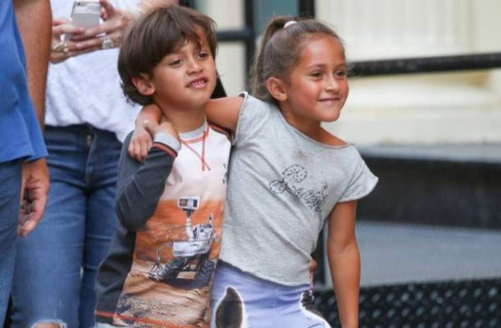 Por otra parte Maximiliam heredó la mirada de Marc, así como su contextura. Es un niño muy sonriente y unido a su hermana Emme.