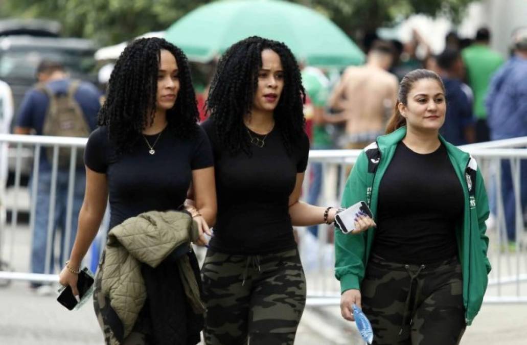 Ellas llegaron idénticas al partido.