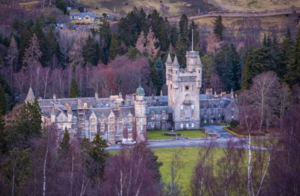 Carlos y Camilla se retiraron al castillo de Balmoral el 22 de marzo. Según informó la Casa Real, la duquesa de Cornualles no tiene coronavirus.