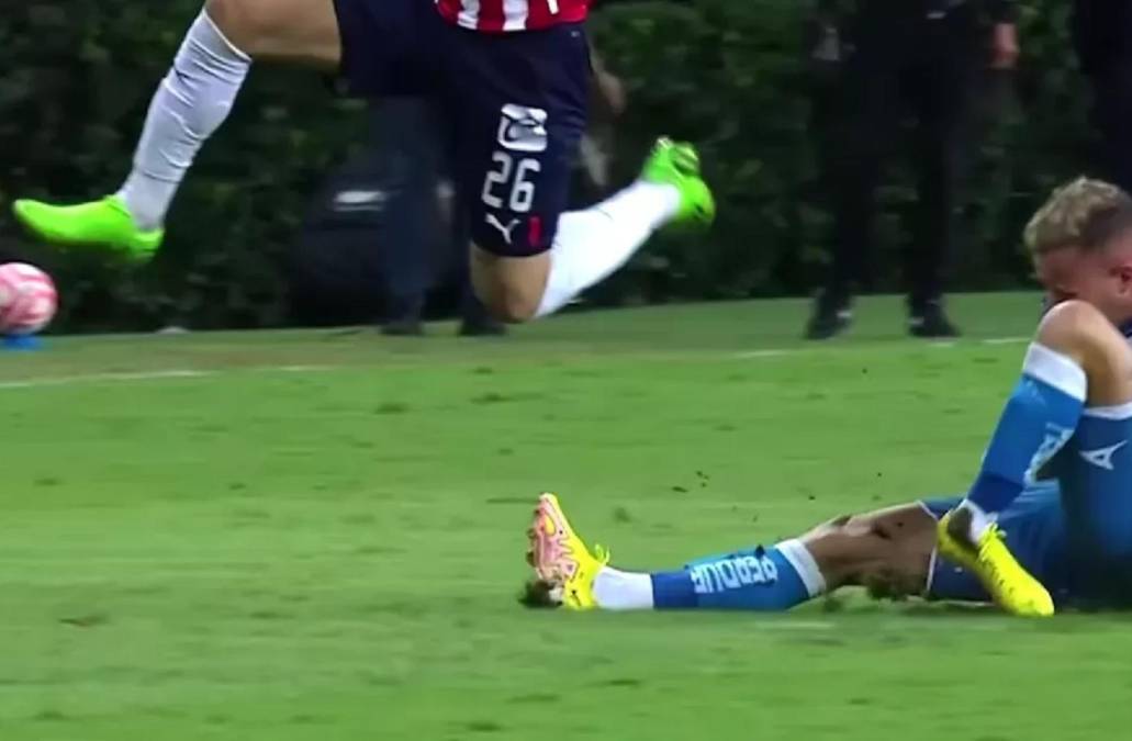 En un intento por impedir que el atacante de las Chivas enerara peligro en su área, el jugador del Puebla se lanzó con una feroz barrida con la pierna derecha por delante, aunque nunca pudo realizar contacto con el balón.