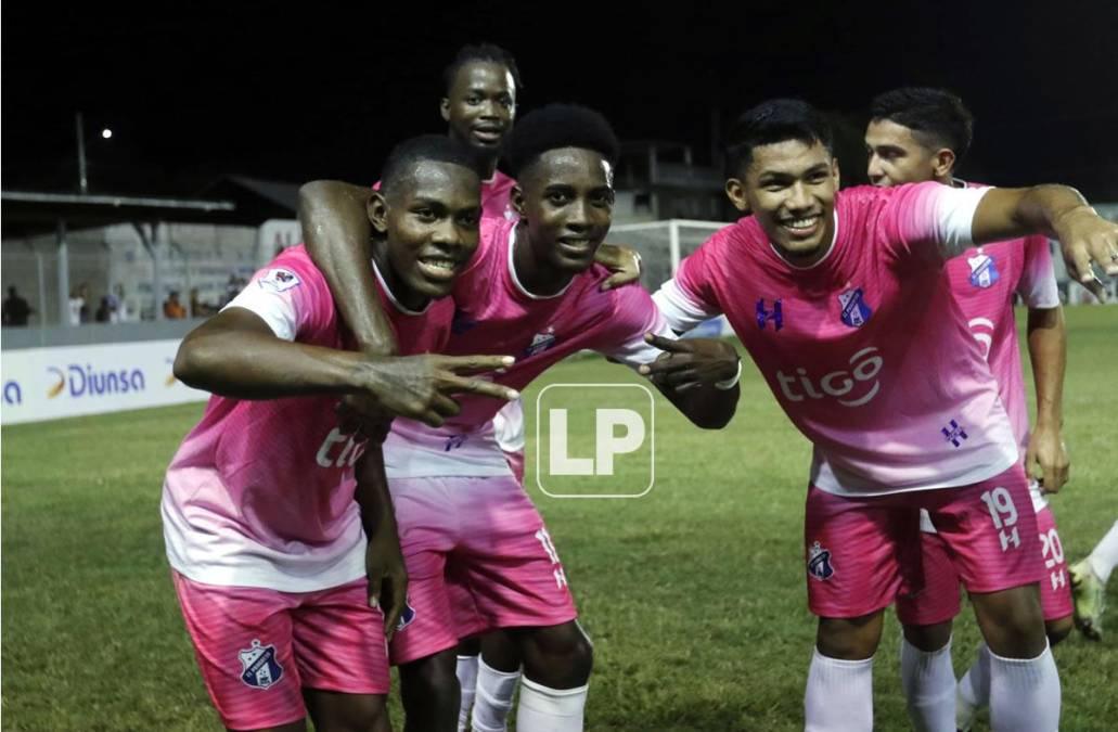 Los jugadores del Honduras Progreso celebrando el 1-0 marcado por Dixon Ramírez.