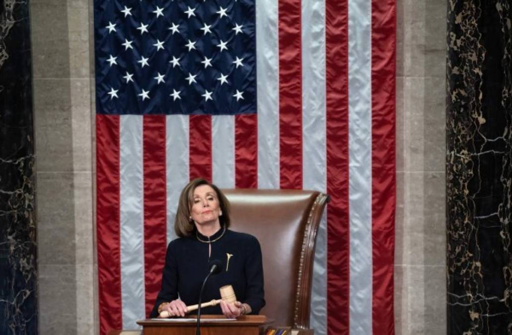 ¡No contuvo la emoción!: El rostro de Nancy Pelosi tras aprobar juicio contra Trump