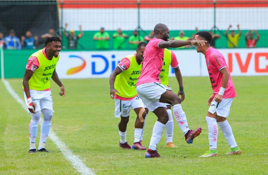 Clayvin Zúniga fue acompañado bailando por sus compañeros tras marcar el 3-0 ante Honduras Progreso.