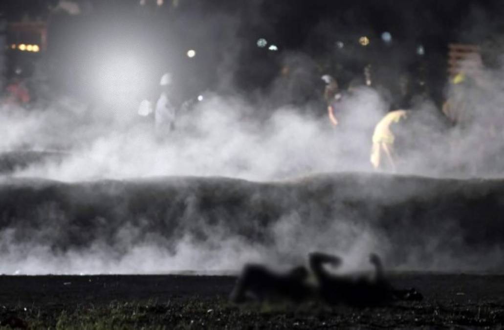 Antes de que se extinguiera el fuego, una enorme llamarada y una columna gigantesca de humo se erigían sobre la zona de la explosión, mientras numerosos vehículos de emergencia rodeaban el perímetro.