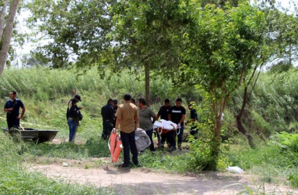 Migrants cross the Rio Bravo to get to El Paso, state of Texas, US, From Ciudad Juarez, Chihuahua state, Mexico on February 5, 2021. (Photo by Herika Martinez / AFP)