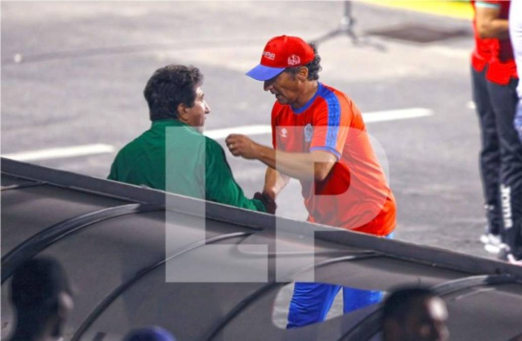Pedro Troglio se tomó un tiempo para ir hasta el banquillo del Marathón y saludar a su compatriota y colega del Marathón, Héctor Vargas, quien no dirigió hoy porque está suspendido.
