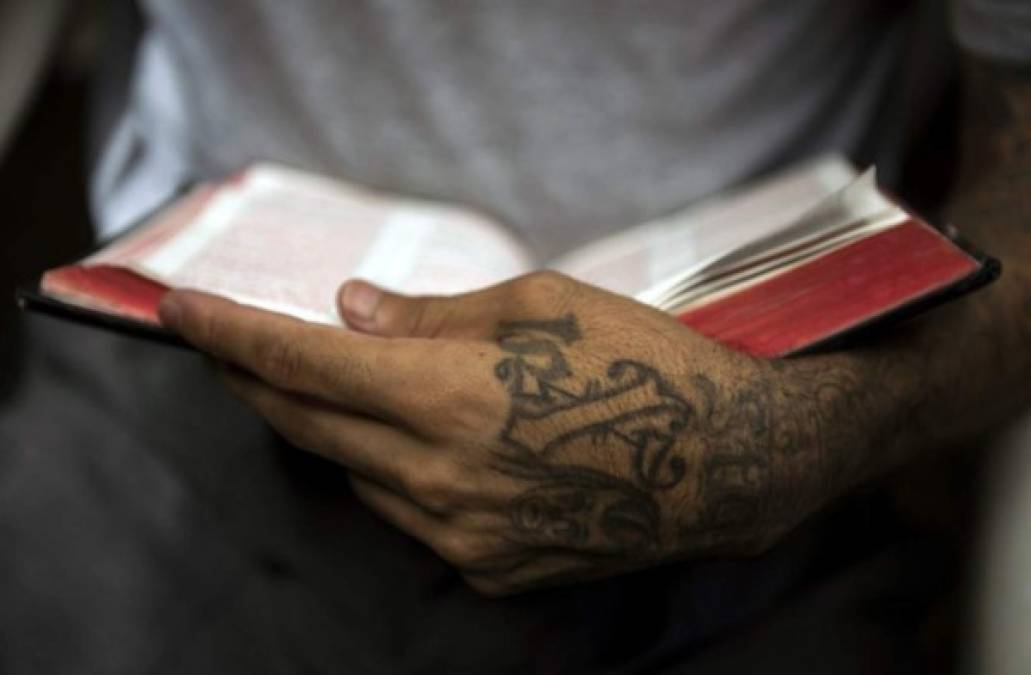 Los pandilleros recluidos se refugian también en la Biblia buscando una luz de cambio en sus vidas dentro de esta cárcel salvadoreña.