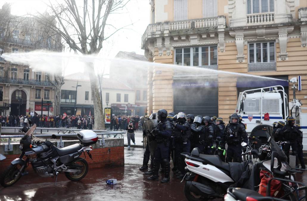 La manifestación de este jueves contra la reforma de las pensiones en París se vio empañada por duros enfrentamientos entre elementos violentos y las fuerzas del orden, la destrucción de mobiliario urbano y de escaparates comerciales.