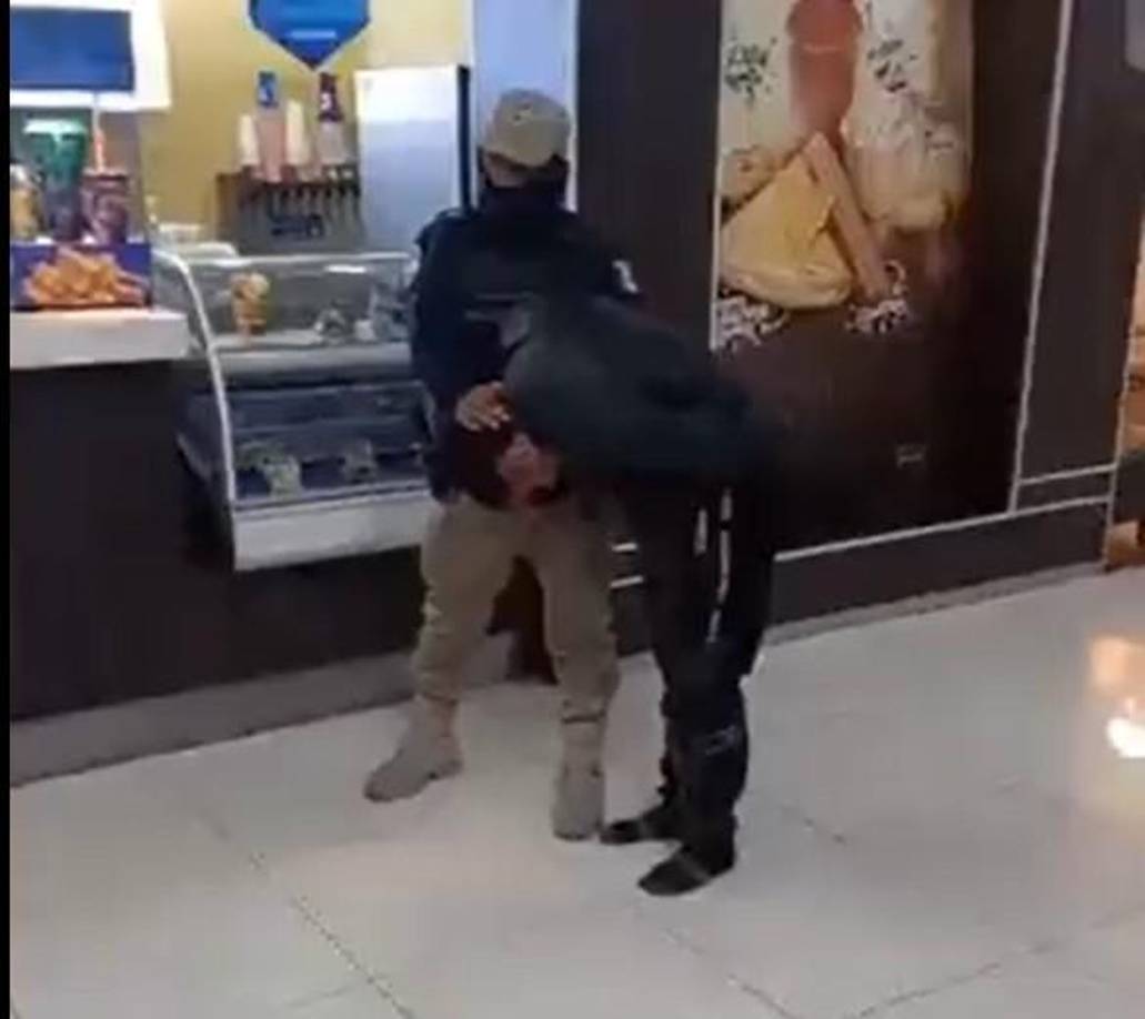 De acuerdo con testigos, el tirador iba vestido de negro y con un casco.