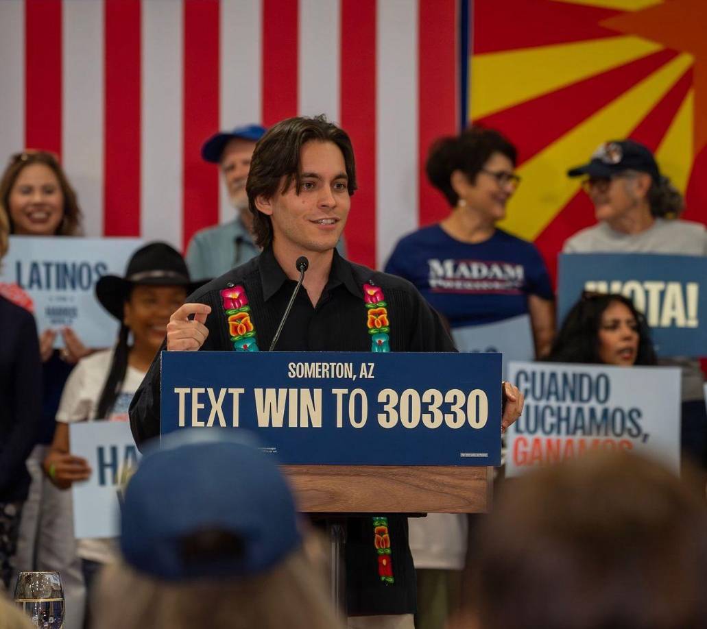 Carlos Eduardo Espina es un joven que se caracteriza por ayudar a los compatriotas migrantes en los Estados Unidos.