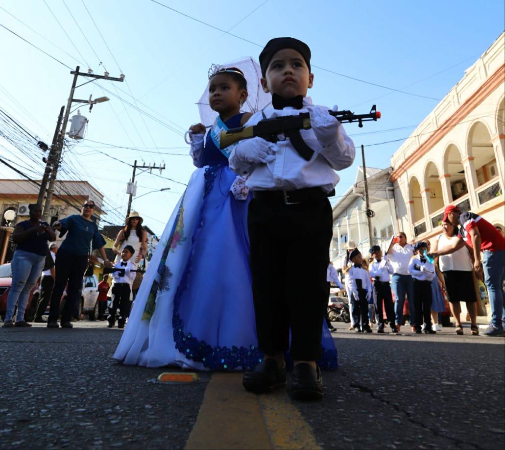 Los niños se lucen en desfiles patrios en La Ceiba