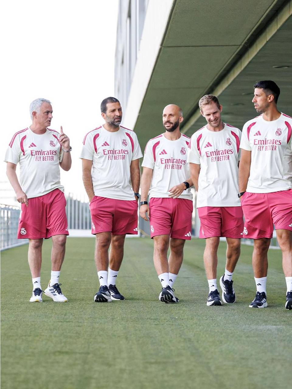 José Mourinho junto a su cuerpo técnico para empezar los trabajos con el Real Madrid.