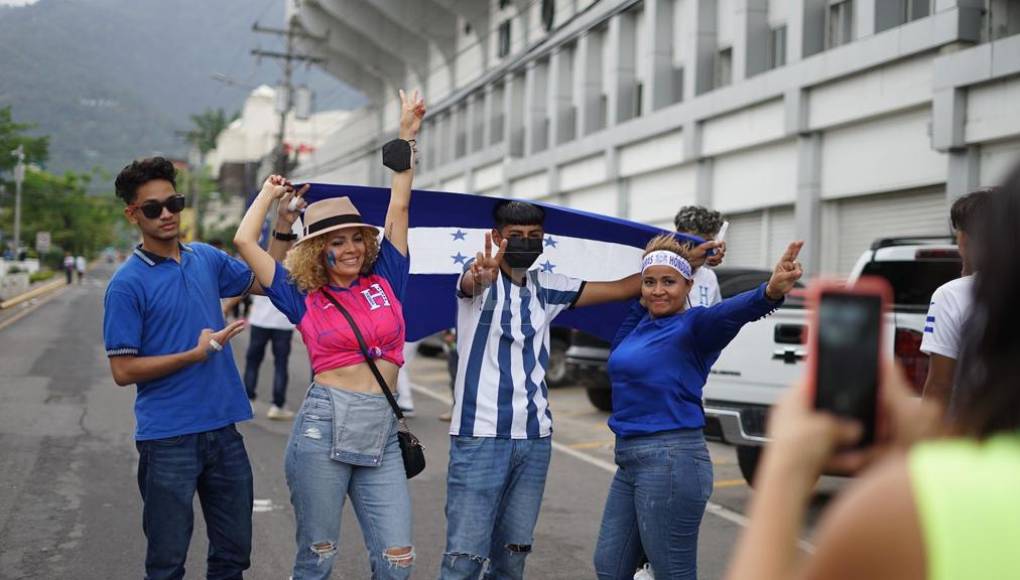 Espectacular ambiente en el Honduras - EUA: Leyendas del fútbol en el Morazán, la belleza femenina y todo el color
