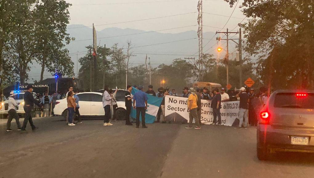 ”Exigimos bulevar”, señalaba otro de los mensajes de la protesta. 
