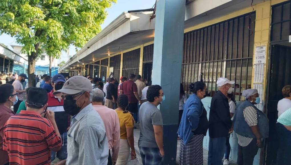 Abarrotados centros de votación en el suroeste de San Pedro Sula
