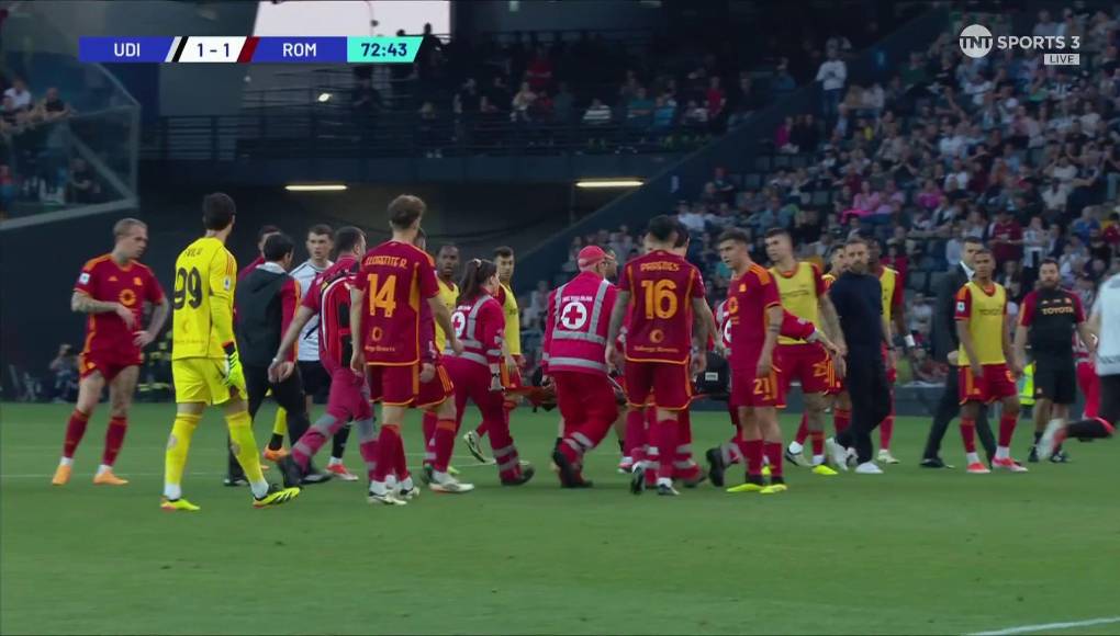 Fue en ese momento cuando De Rossi se negó a continuar el partido sin revisar él mismo el estado de su central. Acudió dentro del vestuario a comprobar la condición de Ndicka con el permiso del colegiado.