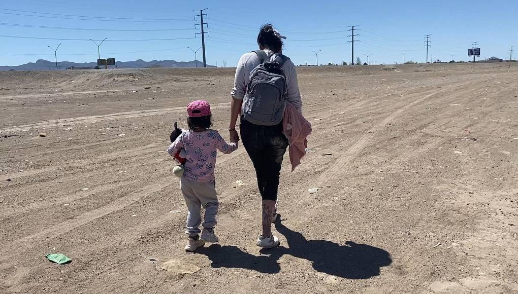 “Me sacaron literalmente a la fuerza. Me sacaron con la niña, no les importó que la niña tuviera hambre, que la niña estuviera enferma del calor, porque la niña vomitó. Me sacaron por el mismo lado donde me metí”, relató la mujer. 